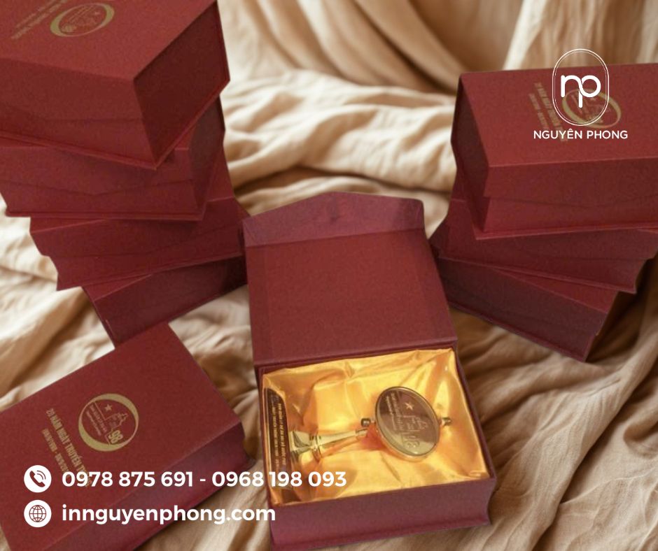 In Hộp Giấy Đựng Huân Chương: Giá Trị Vinh Danh Xứng Tầm Phong Cách